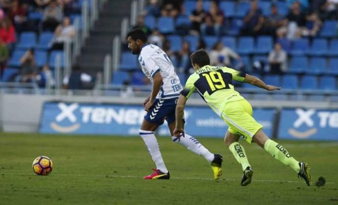 Alberto Jiménez, centrocampista del Tenerife, durante un partido (Foto: CDT).