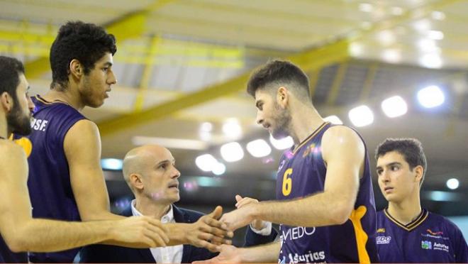 Los jugadores del Oviedo Baloncesto con Carles Marco en un partido esta temporada (Foto: OCB).