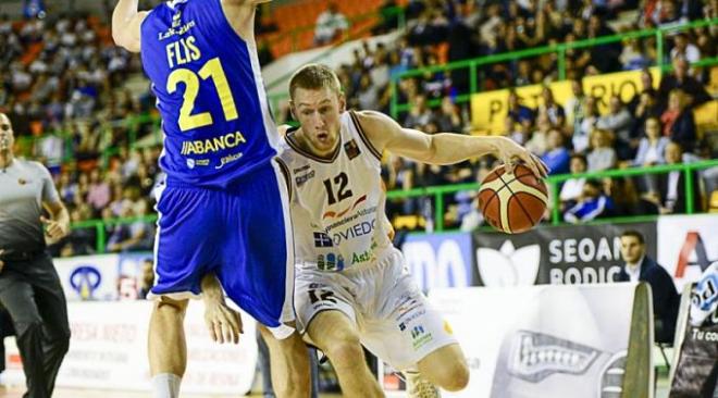 Imagen de la victoria en Ourense (Foto: Oviedo Baloncesto).