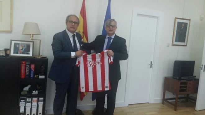 Ignacio Ybáñez Rubio y Germán Robles posan con una camiseta del Sporting en Moscú (@IgnacioYbanez).