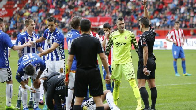 Gil Manzano amonesta a Amorebieta tras el penalti (Foto: LaLiga).