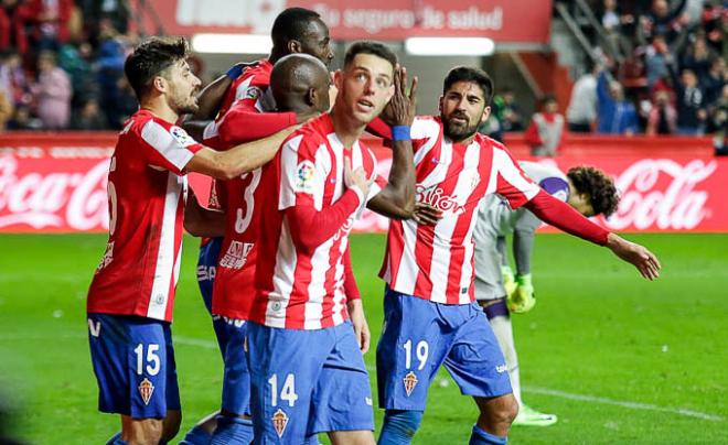 Los jugadores del Sporting celebran uno de los goles ante el Granada (Foto: Rodrigo Medina).