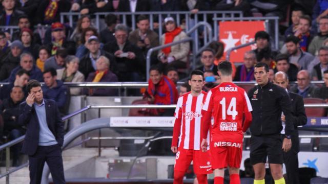 Burgui en el momento de abandonar el terreno de juego por Isma López (Foto: EFE).