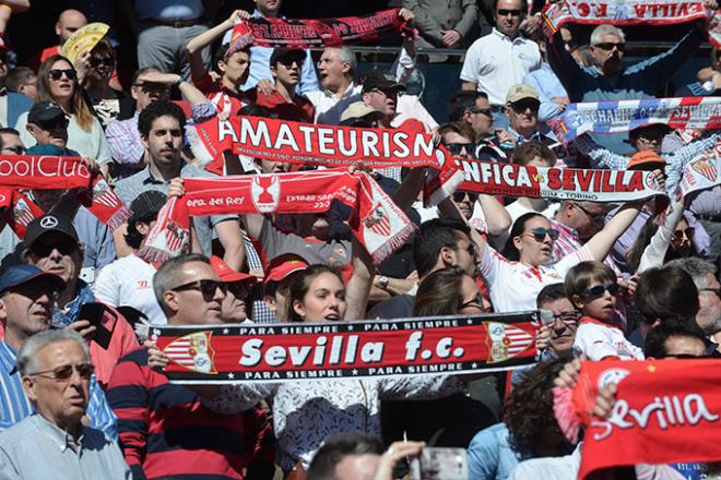Los seguidores del Sevilla, durante el partido (Foto: Kiko Hurtado).