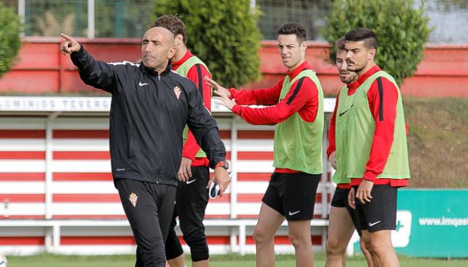 Abelardo, con Burgui al fondo, en sus etapas en el Sporting. (Foto: Rodrigo Medina).