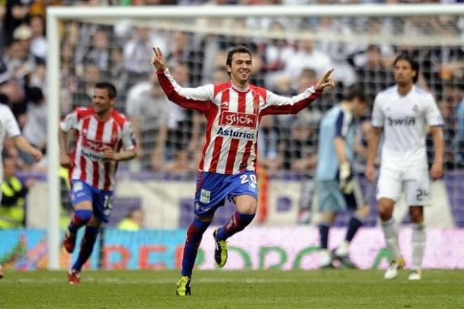 De las Cuevas celebra su gol en el Bernabéu.