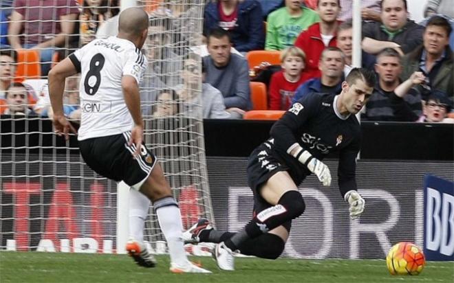 Cuéllar, ante Feghouli en Mestalla (Foto: RSG).