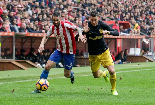 Lillo pelea un balón con Lucas Hernández (Foto: Rodrigo Medina).