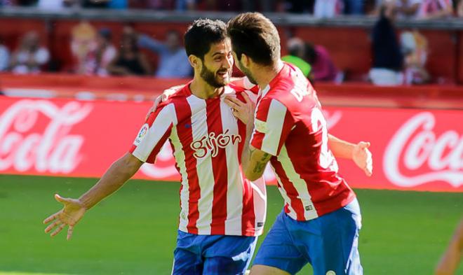 Nacho Cases se abraza con Cop celebrando un gol esta temporada.