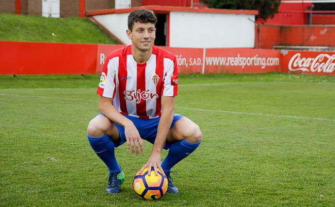 Mikel Vesga en su presentación con el Sporting.