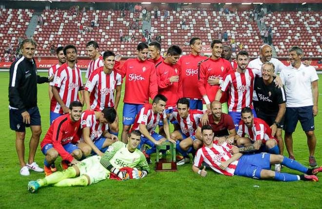 El Sporting celebra el último Trofeo Villa de Gijón logrado en El Molinón (Foto: Rodrigo Medina).