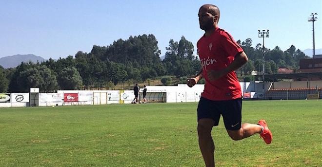 Lora, entrenándose en el Centro Deportivo de Arcos de Valdevez. (FOTO: RSG).