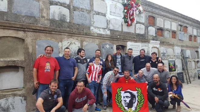 Varios aficionados acuden a la tumba de Anselmo López.