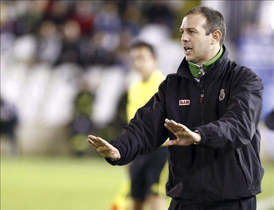 Una imagen de Juanjo González como entrenador del Racing. (Foto: EFE).