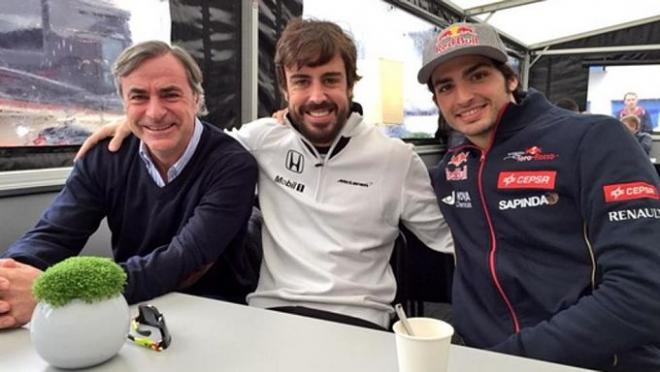 Fernando Alonso posa con Carlos Sainz padre e hijo.