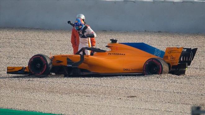 Alonso abandona su monoplaza tras perder una rueda (Foto: EFE).