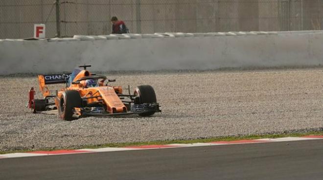 Fernando Alonso se sale de la pista en Barcelona (Foto: EFE).