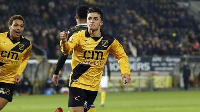 Manu García celebra un gol con el NAC Breda.