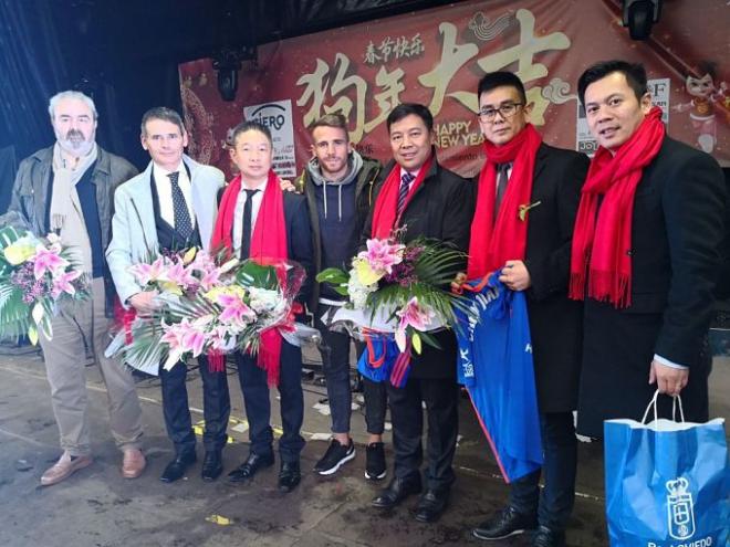 Representantes del club con la comunidad china. (Foto: Real Oviedo).