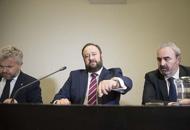 Menéndez Vallina, presidente del Oviedo, en la Junta de Accionsitas (Foto: Laura Caraduje).