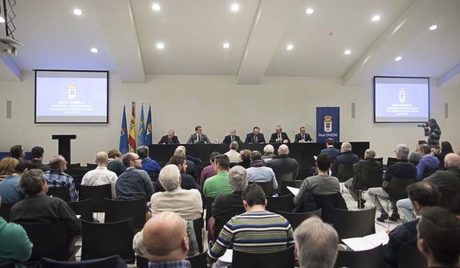Desarrollo de un punto del día en la Junta de Accionistas del Real Oviedo (Foto: Laura Caraduje).
