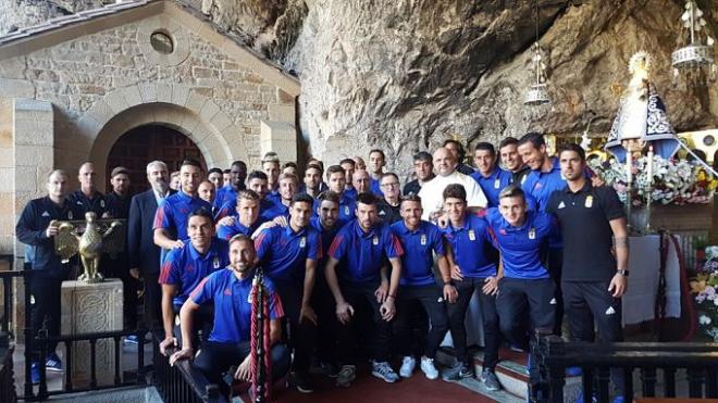 La plantilla del Oviedo durante la ofrenda a La Santina (Foto: Real Oviedo).