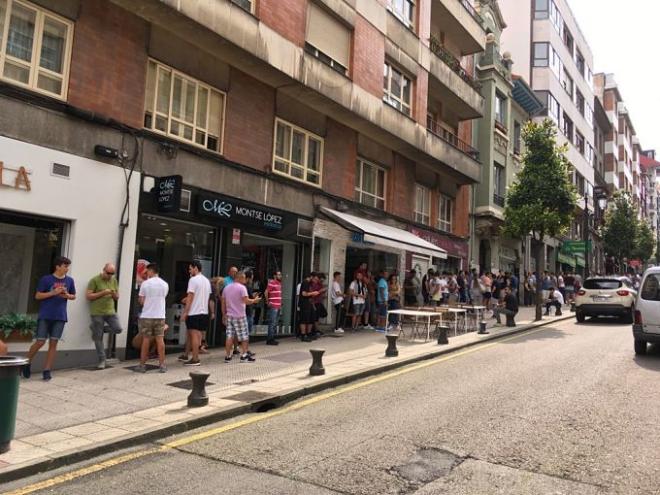 Aficionados del Real Oviedo haciendo cola para las entradas.