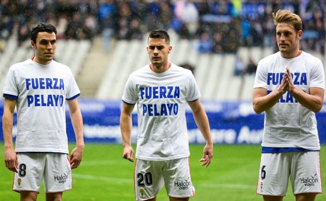 Los jugadores del Real Oviedo, con las camisetas de apoyo (Foto: Laura Caraduje).