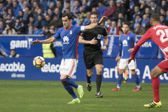 Linares se dispone a golpear el esférico ante el Almería (Foto: Laura Caraduje).