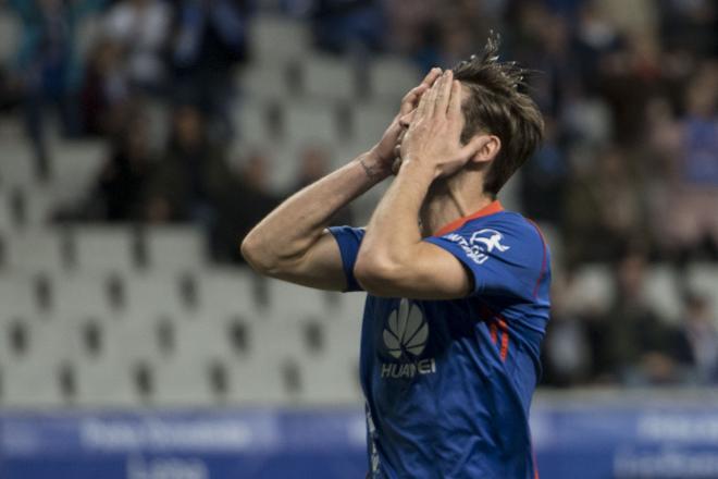 Héctor Verdés se lamenta de una ocasión perdida en un partido del Oviedo de esta temporada (Foto: Laura Caraduje).