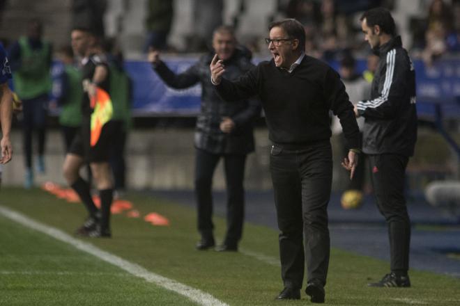 Anquela da indicaciones durante el partido ante el Almería (Foto: Laura Caraduje).