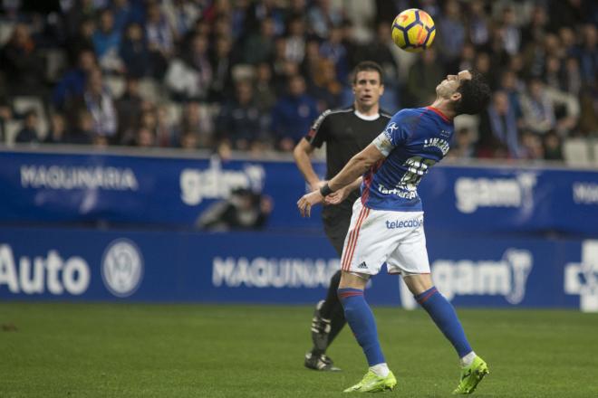 Linares controla un balón (Foto: Laura Caraduje).