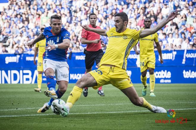 Aarón pelea un balón con Kecojevic (Foto: LaLiga).