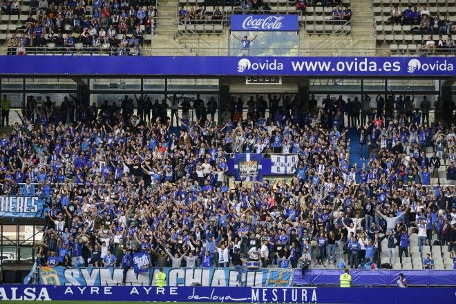 Aficionados del Oviedo pueblan las gradas del Tartiere (Foto: Laura Caraduje).