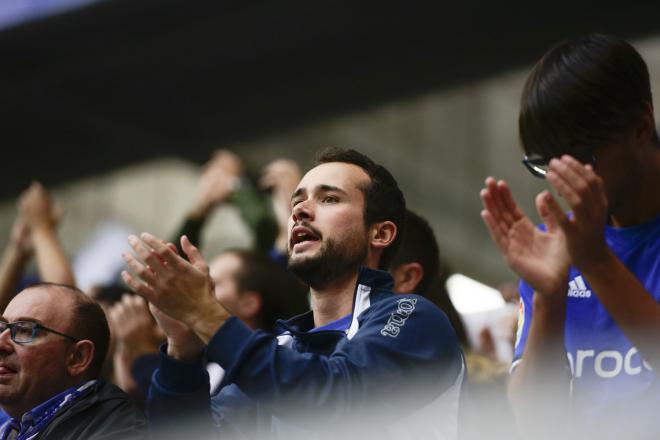 Aficionados del Real Oviedo aplauden a su equipo en las gradas del Tartiere (Foto: Laura Caraduje).