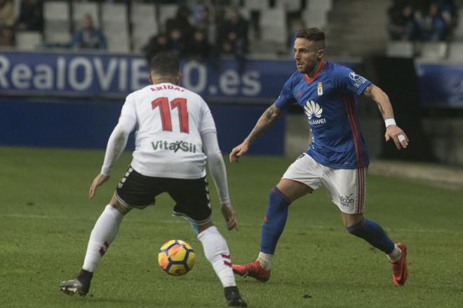 Aarón, frente a un jugador de la Cultural (Foto: Laura Caraduje).