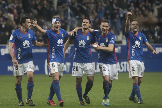 Los jugadores del Oviedo celebran el gol de Carlos Hernández (Foto: Laura Caraduje).