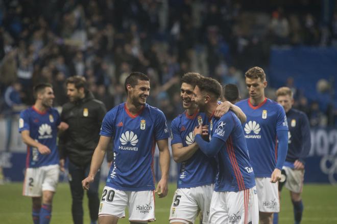 Los jugadores del Real Oviedo en el momento de retirarse a vestuarios (Foto: Laura Caraduje).