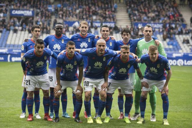 Los jugadores del Real Oviedo posan antes del partido (Foto: Laura Caraduje).