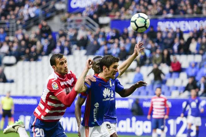 Forlín en la disputa de un balón en el encuentro ante el Granada (Foto: Laura Caraduje).