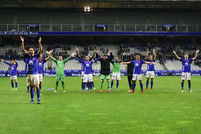 Los jugadores del Real Oviedo celebran el triunfo ante el Granada (Foto: Laura Caraduje).