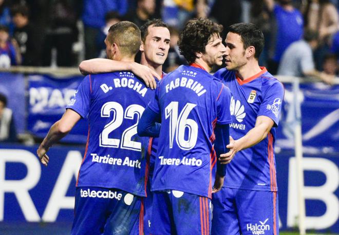 Los futbolistas celebran el tanto de Linares (Foto: Laura Caraduje).