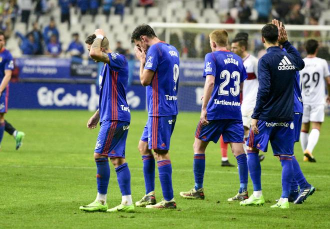 Los jugadores del Real Oviedo lamentan no entrar en el play off (Foto: Laura Caraduje).