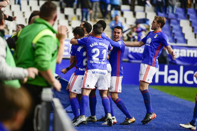 Los jugadores del Oviedo celebran un gol (Foto: Laura Caraduje).