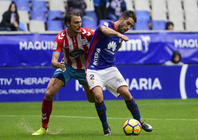 Diegui disputa un balón en el partido frente al Lugo (Foto: Laura Caraduje).