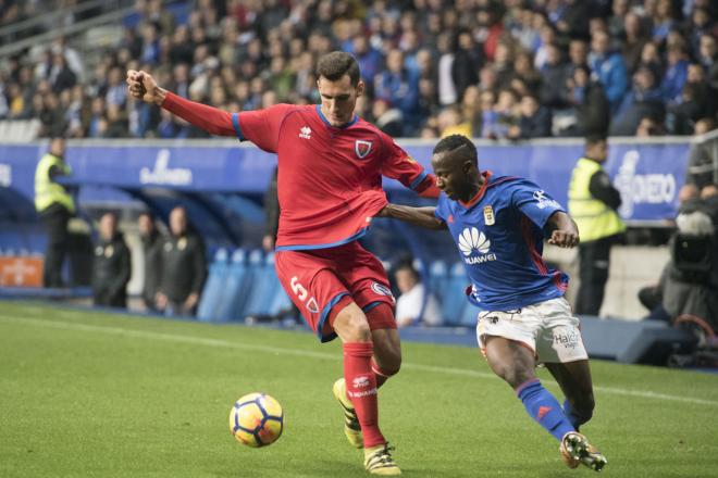 Yeboah se marcha de un jugador del Numancia (Foto: Laura Caraduje).