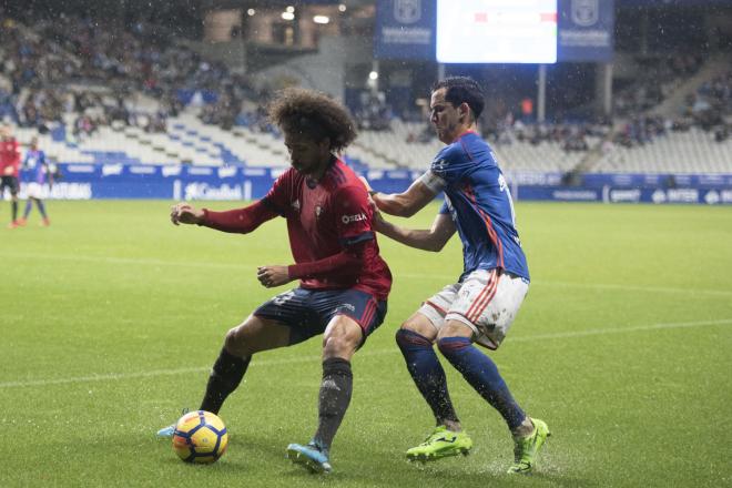 Linares intenta robarle el balón a Aridane (Foto: Laura Caraduje).