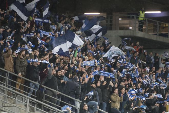 Aficionados del Real Oviedo llenan las gradas del Tartiere durante un partido de la 17/18 (Foto: Laura Caraduje).
