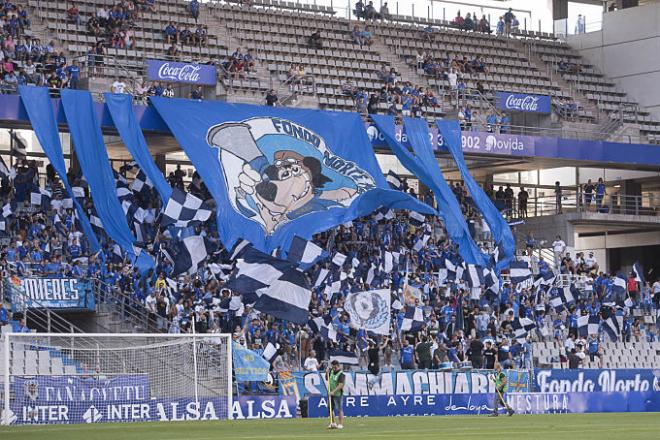 El Fondo Norte, con un tifo desplegado antes del comienzo del partido (Foto: Laura Caraduje).