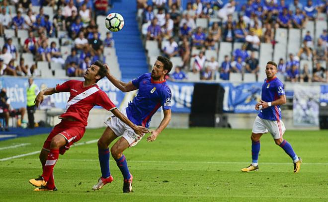 Toché disputando un balón durante el partido del Rayo.